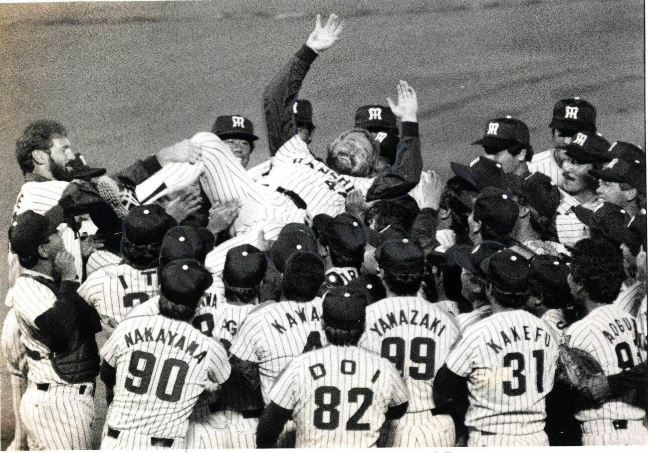 85年10月16日、21年ぶりのリーグ優勝を決め阪神ナインの手で胴上げされるバース