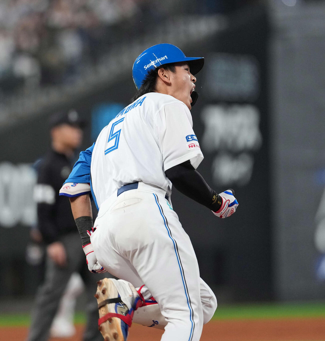 日本ハム対オリックス　7回裏日本ハム2死一、二塁、3点本塁打を放ち雄たけびを上げる野村（撮影・井上学）