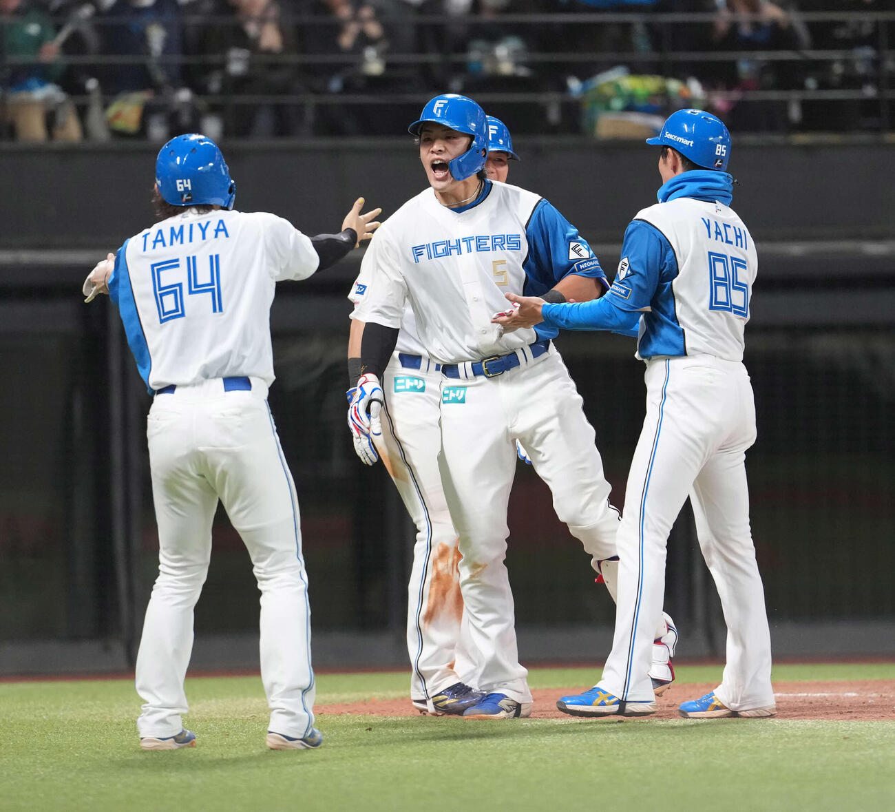 日本ハム対オリックス　7回裏日本ハム2死一、二塁、3点本塁打を放ち生還する野村（中央）（撮影・井上学）