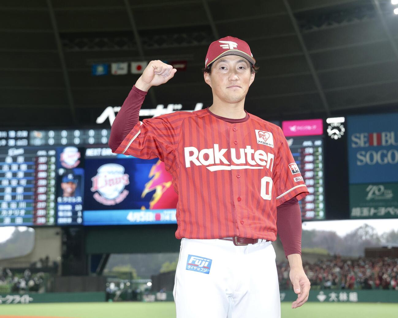 西武対楽天　西武に勝利し、ガッツポーズで写真に納まる小深田（撮影・河田真司）