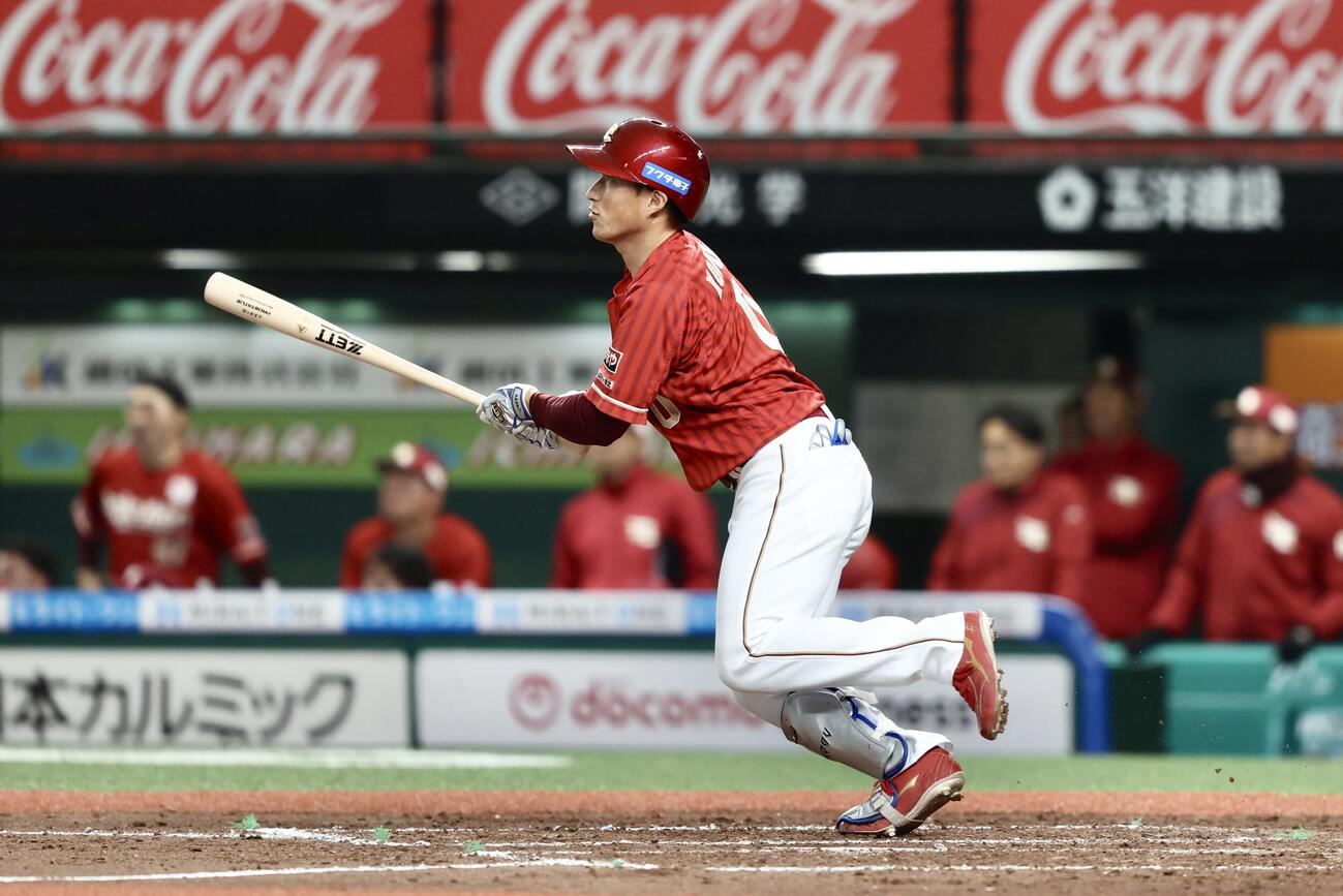 西武対楽天　8回表楽天2死一、二塁、右翼線に先制2点適時三塁打を放つ小深田（撮影・河田真司）