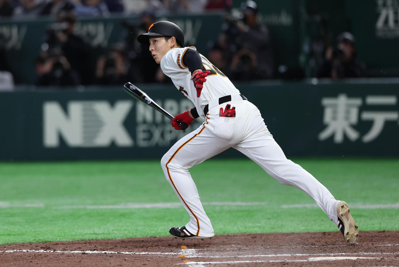 巨人対DeNA 7回裏巨人2死一塁、内野安打でプロ初ヒットを決める宇都宮（撮影・水谷安孝）