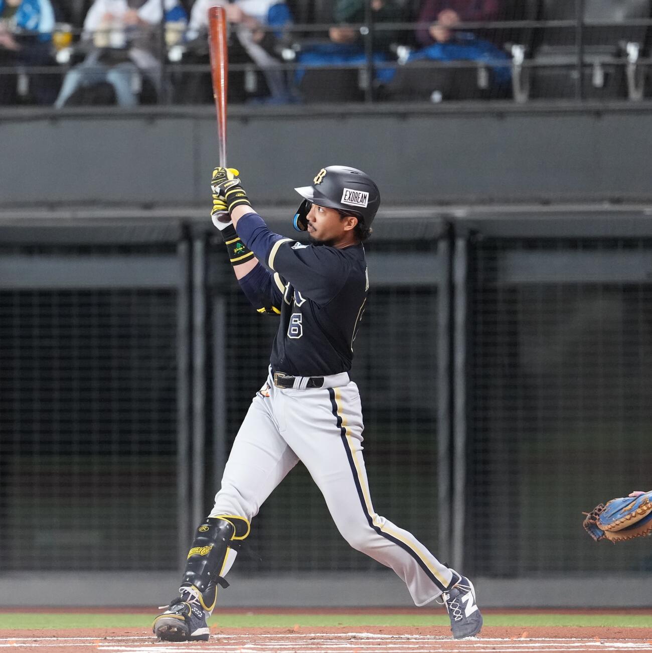 日本ハム対オリックス　1回に本塁打を放つ宗（撮影・井上学）