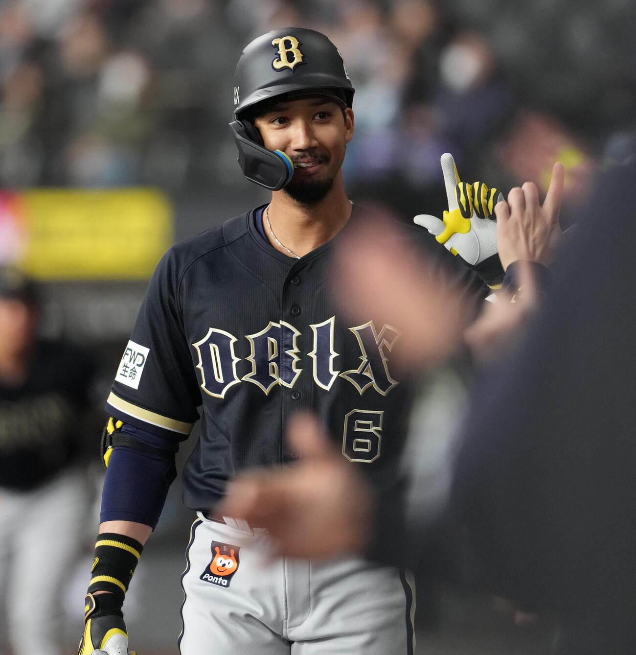 日本ハム対オリックス　1回に本塁打を放ち生還する宗（撮影・井上学）