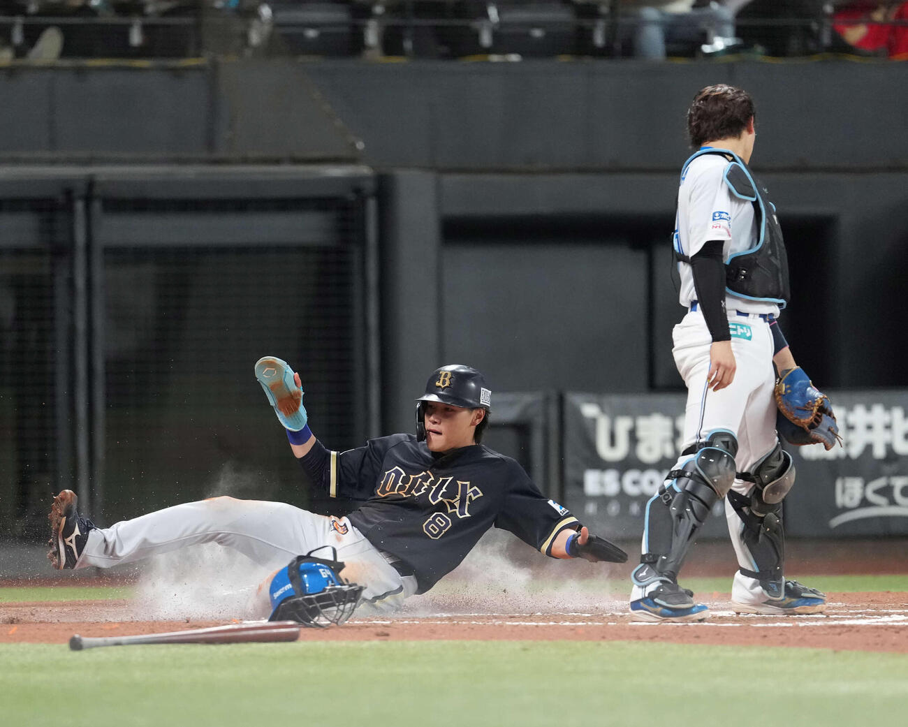 日本ハム対オリックス　6回、宗のの適時打で生還する麦谷（撮影・井上学）
