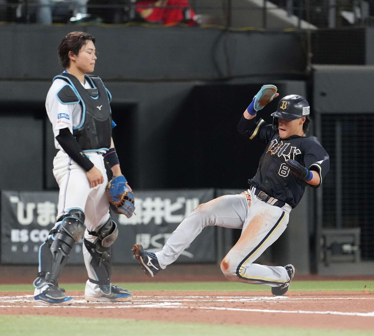 日本ハム対オリックス　6回、宗のの適時打で生還する麦谷（撮影・井上学）