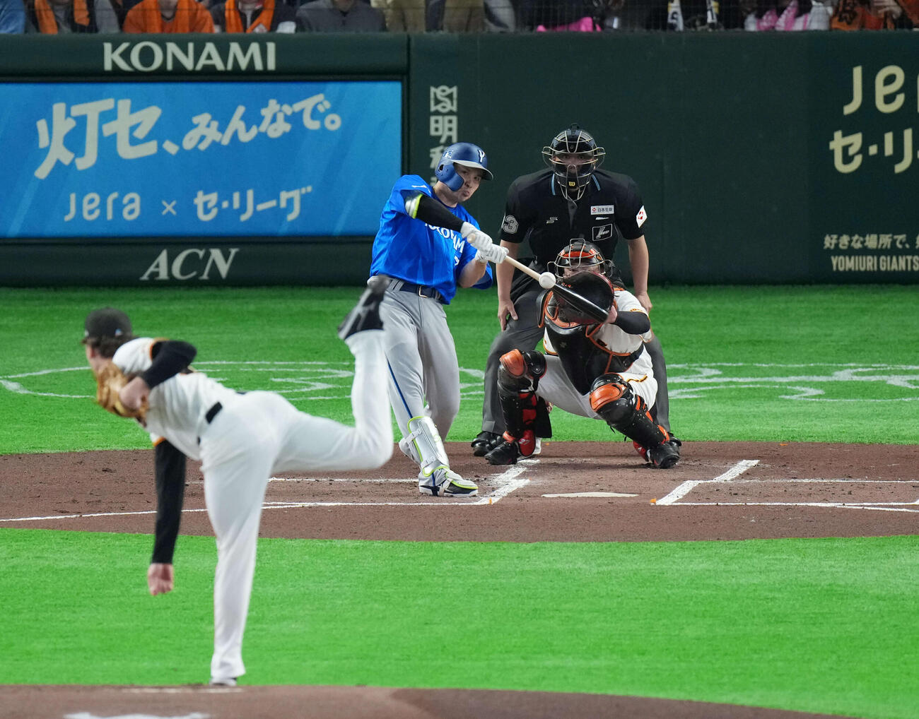 巨人対DeNA 1回表DeNA1死一、二塁、適時二塁打を放つ佐野。投手はハワード（撮影・増田悦実）