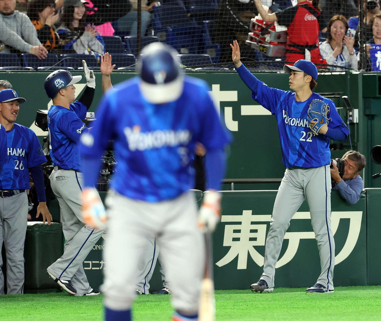 巨人対DeNA 1回表DeNA1死一、二塁、佐野の先制適時二塁打で生還した牧（左）を迎える入江（撮影・浅見桂子）