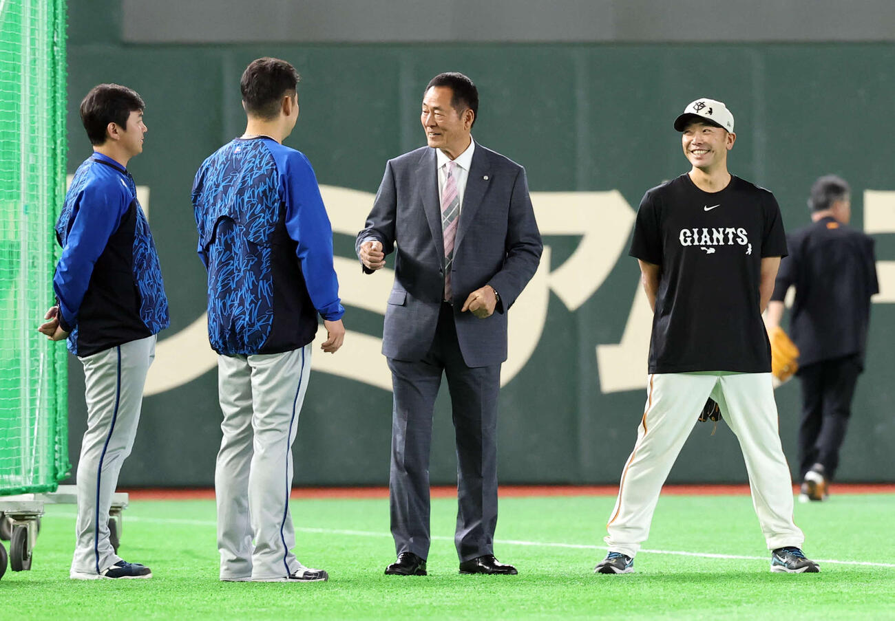 巨人対DeNA　巨人阿部監督（右）、中畑清氏（右から2人目）はDeNA山崎（左）、筒香からあいさつされる（撮影・浅見桂子）