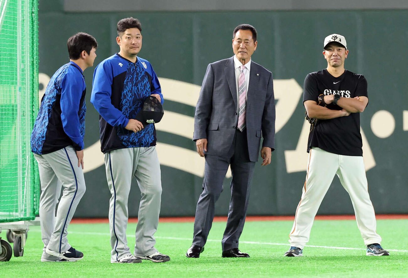 巨人対DeNA　巨人阿部監督（右）、中畑清氏（右から2人目）はDeNA山崎（左）、筒香と話し込む（撮影・浅見桂子）