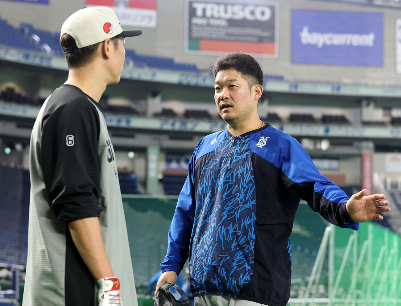 巨人対DeNA　巨人坂本勇（左）と打撃談義するDeNA筒香（撮影・浅見桂子）