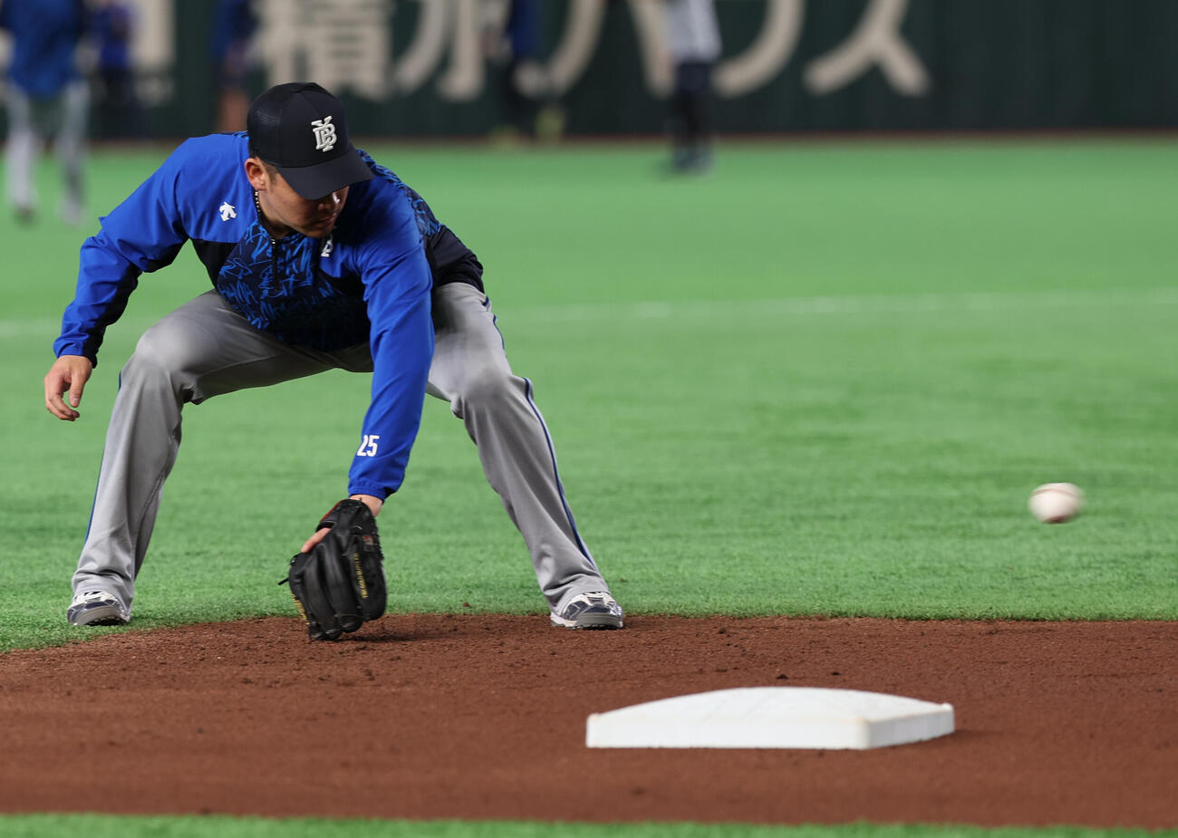 巨人対DeNA　試合前にノックを受けるDeNA筒香（撮影・水谷安孝）