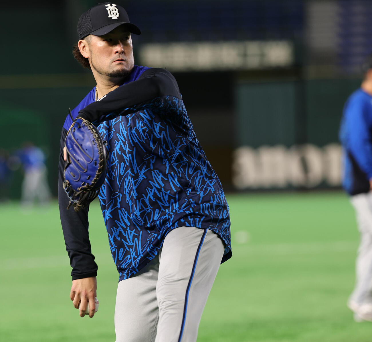 巨人対DeNA　試合前キャッチボールするDeNA戸柱（撮影・水谷安孝）