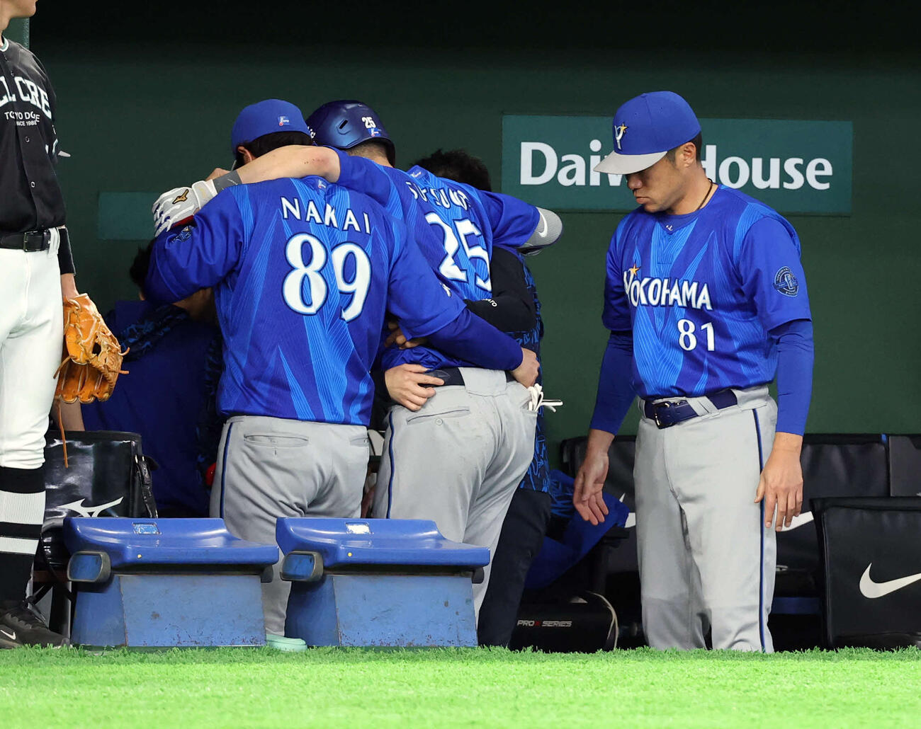 巨人対DeNA 7回表DeNA1一塁、筒香（背番号25）が左ひざに死球を受け、心配そうに見つめる相川監督（右）（撮影・浅見桂子）