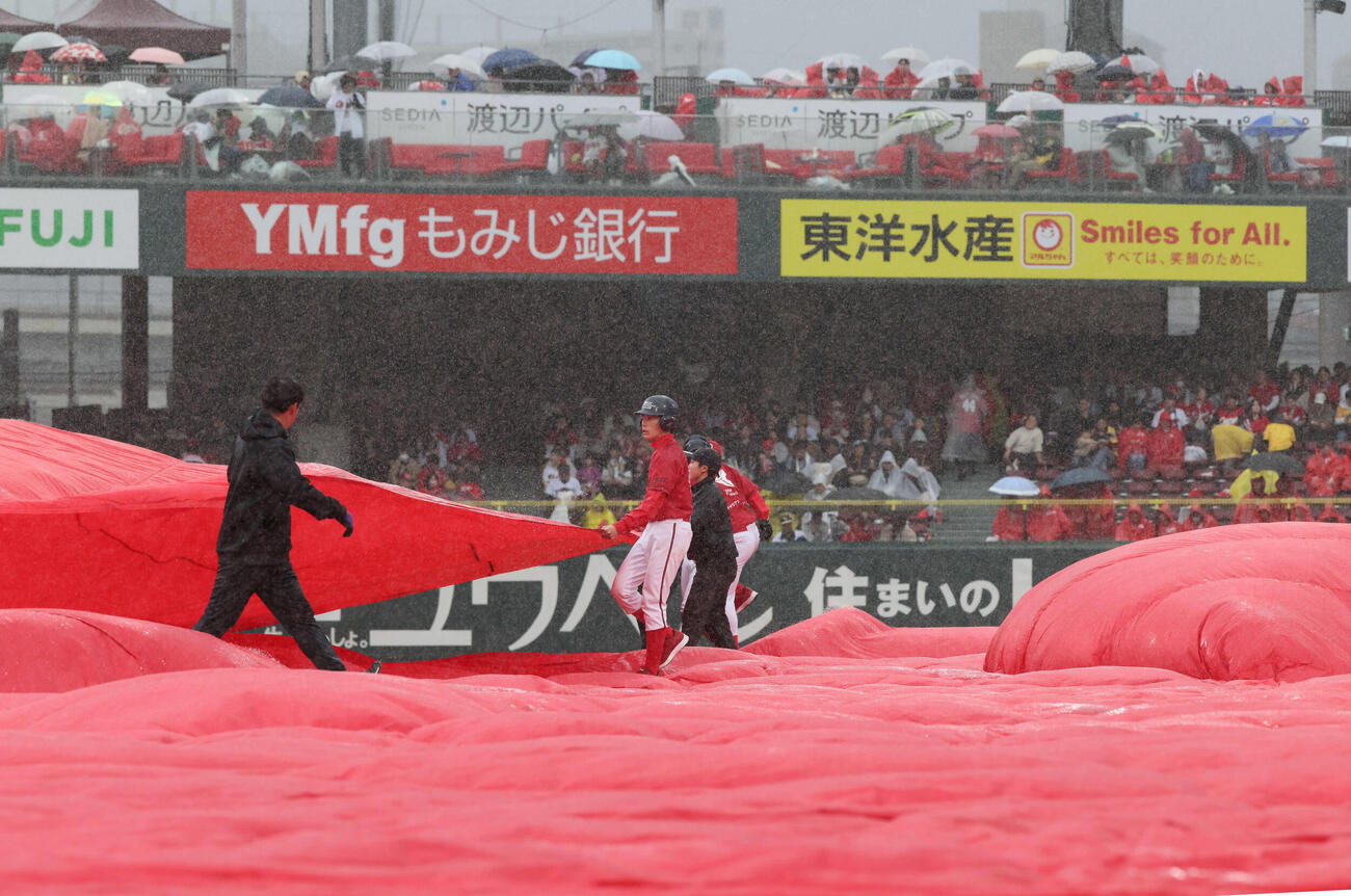 広島対阪神　5回裏途中で,雨天のpため試合が中断（撮影・加藤孝規）