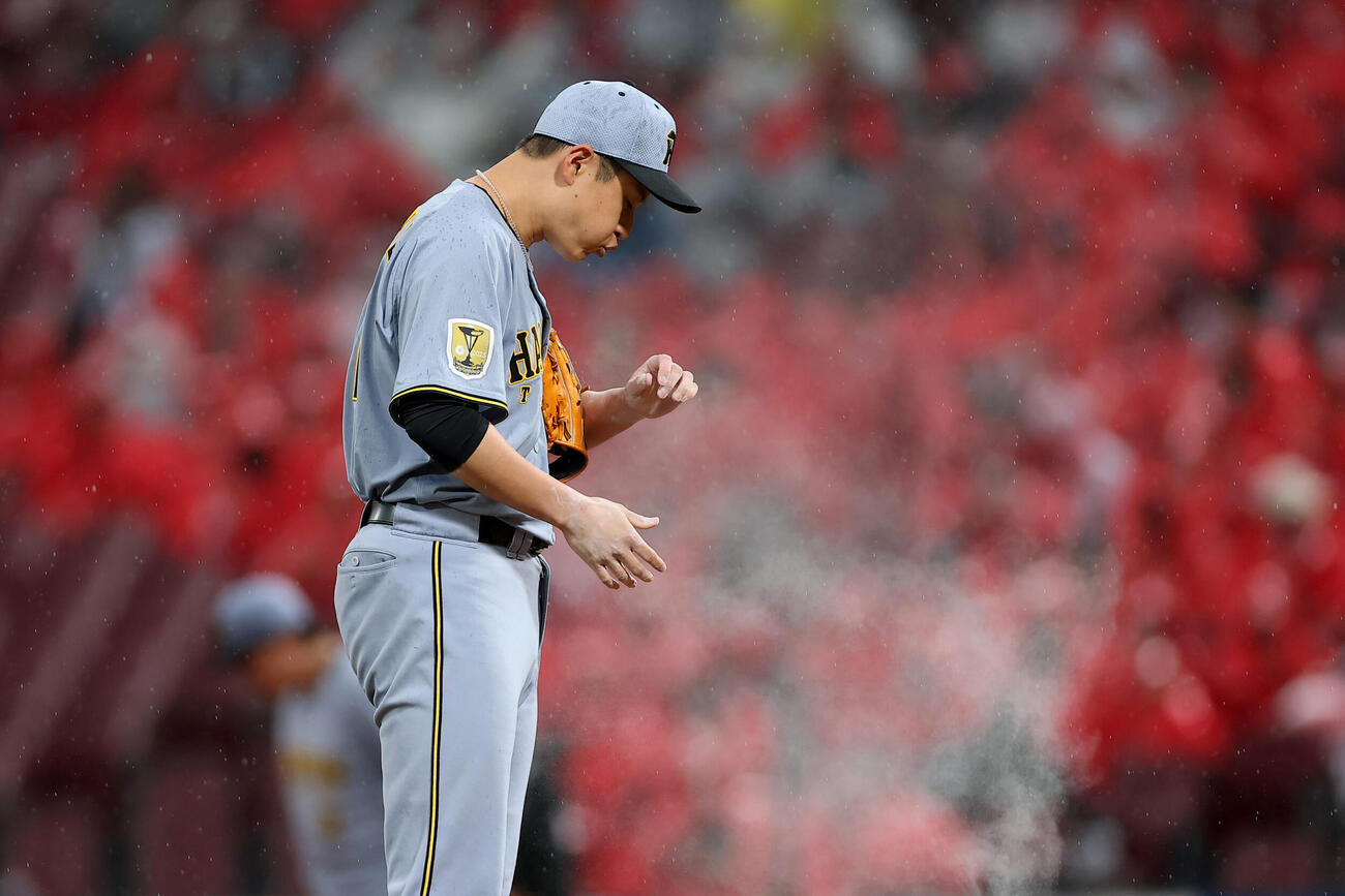 広島対阪神　5回裏、試合再開に向けマウンドで準備する阪神大竹（撮影・前田充）