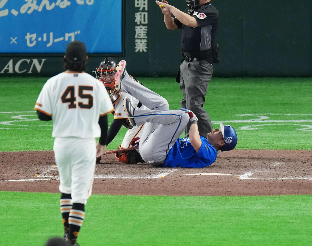 巨人対DeNA 7回表DeNA1死一塁、死球を受け倒れる筒香。投手は田中（撮影・増田悦実）