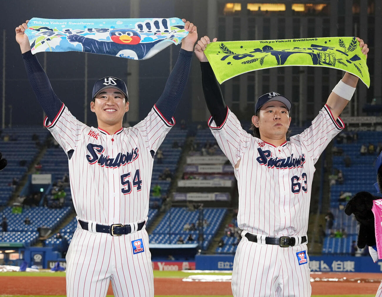 中日に勝利し、タオルを掲げスタンドにあいさつするヤクルト田中（左）と増田（撮影・小島史椰）