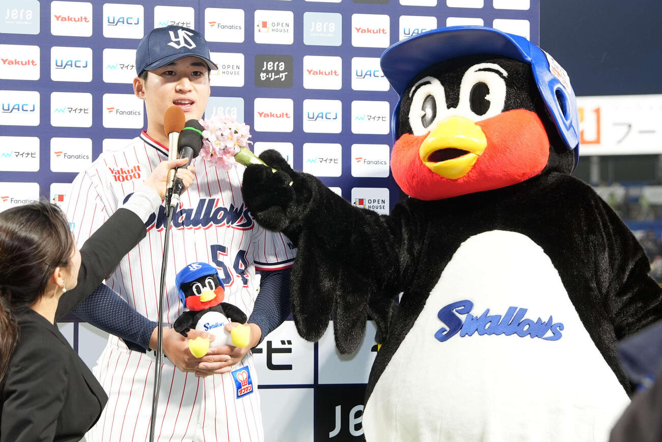 ヤクルト対中日　中日に勝利しヒーローインタビューを受けるヤクルト田中（撮影・小島史椰）