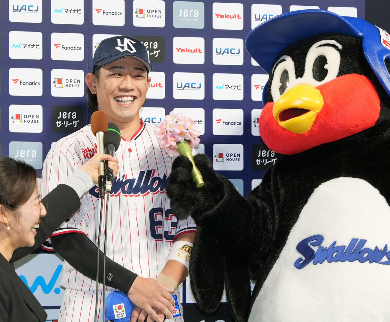 ヤクルト対中日　中日に勝利しヒーローインタビューを受けるヤクルト増田（撮影・小島史椰）