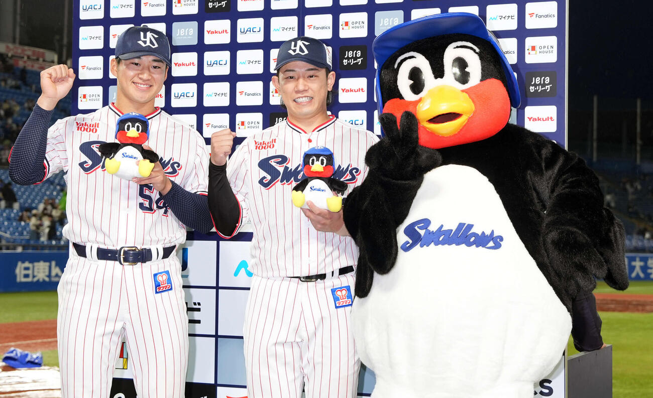 中日に勝利しポーズを決めるヤクルト田中（左）と増田（撮影・小島史椰）