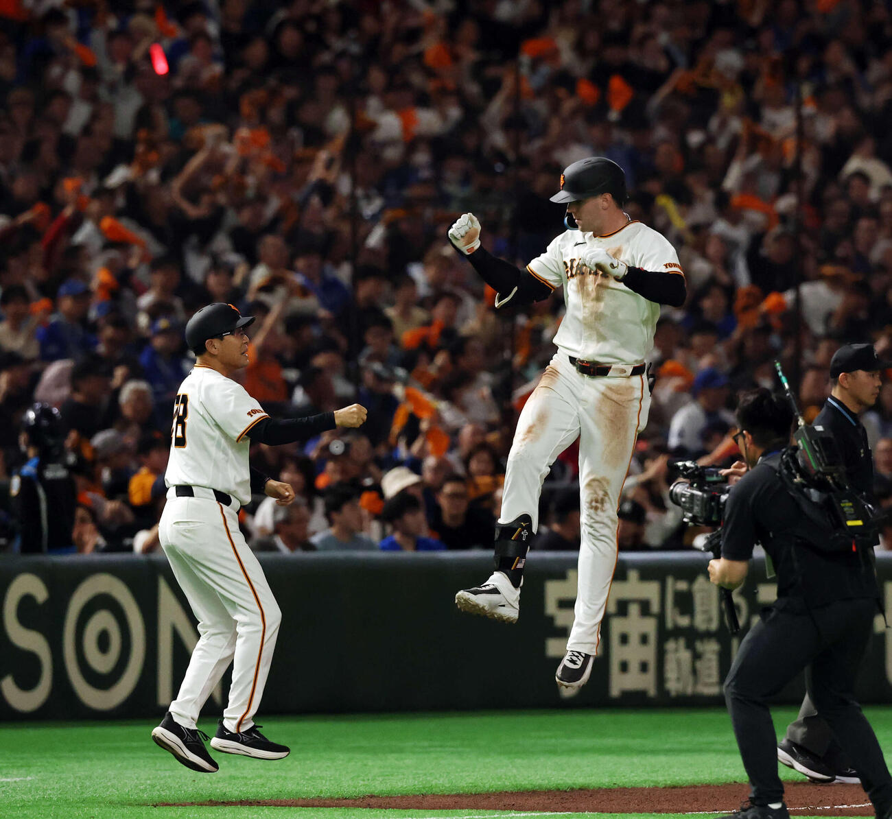 巨人対DeNA 6回裏巨人1死二塁、キャベッジは2点本塁打を放ち、ジャンプして三塁を回る（撮影・浅見桂子）