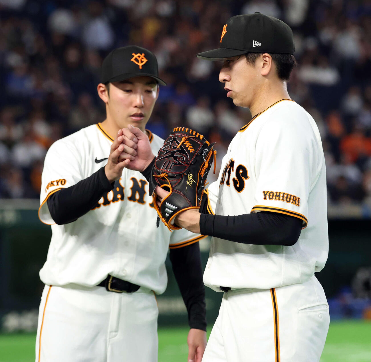 巨人対DeNA 8回表DeNA2死一、二塁、牧をゴロに仕留めた大勢（右）は赤星とグータッチ（撮影・浅見桂子）