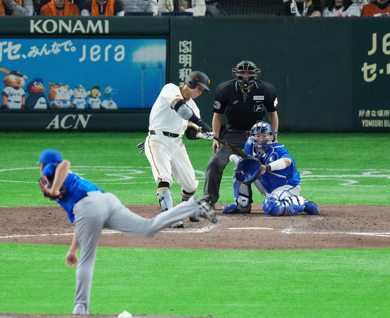 巨人対DeNA 8回裏巨人2死、安打を放つ佐々木。投手は堀岡（撮影・増田悦実）