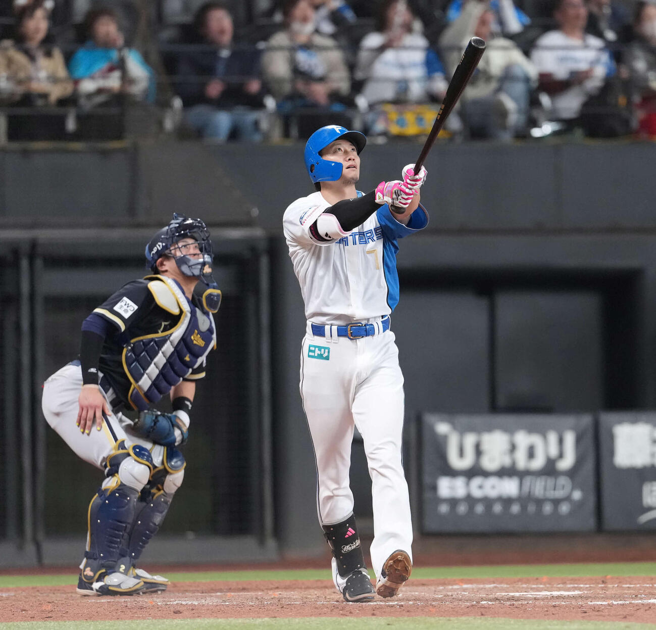 日本ハム対オリックス　5回裏日本ハム1死一、三塁、左越え3点本塁打を放つ西川（撮影・井上学）