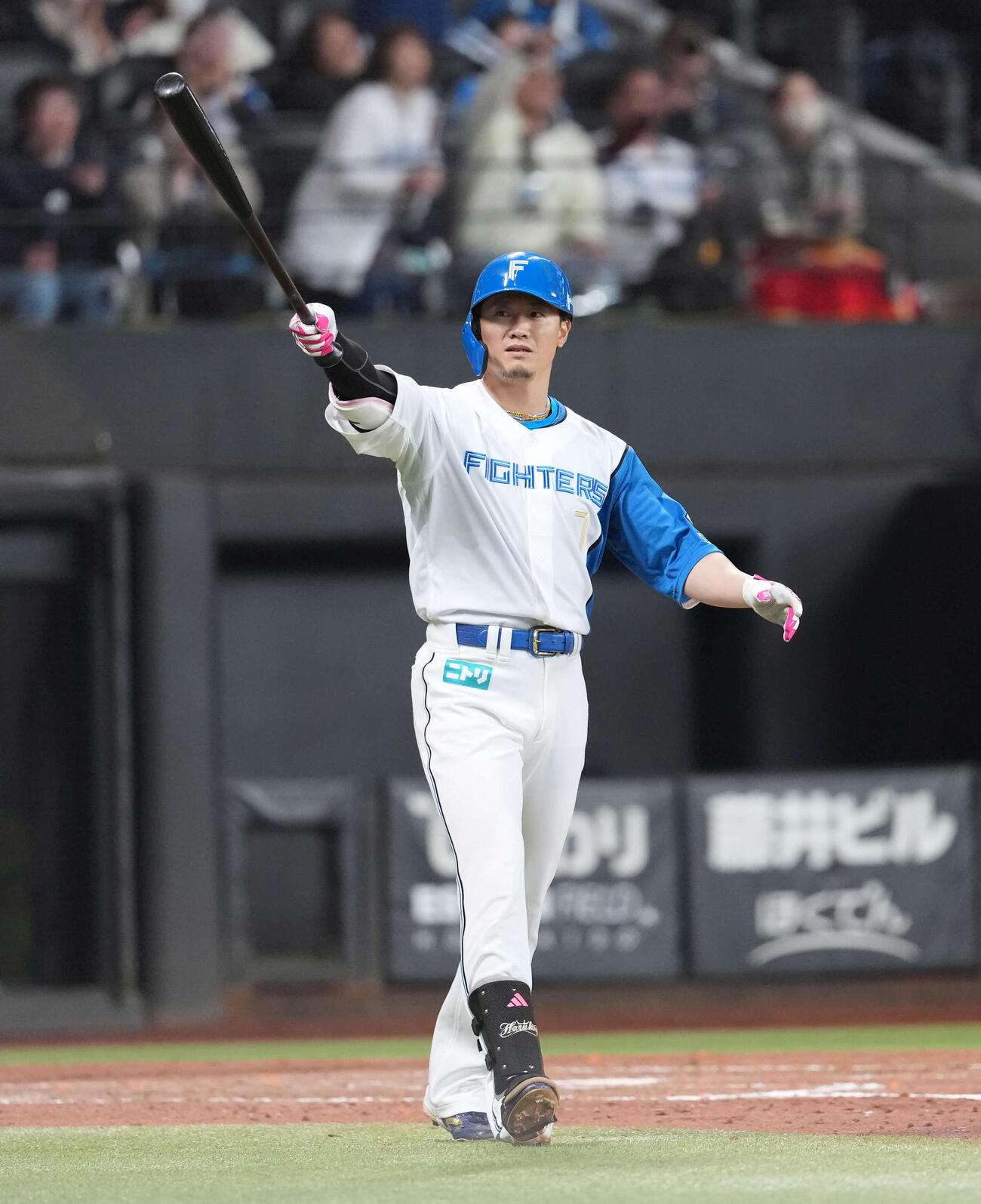 日本ハム対オリックス　5回裏日本ハム1死一、三塁、左越え3点本塁打を放つ西川（撮影・井上学）