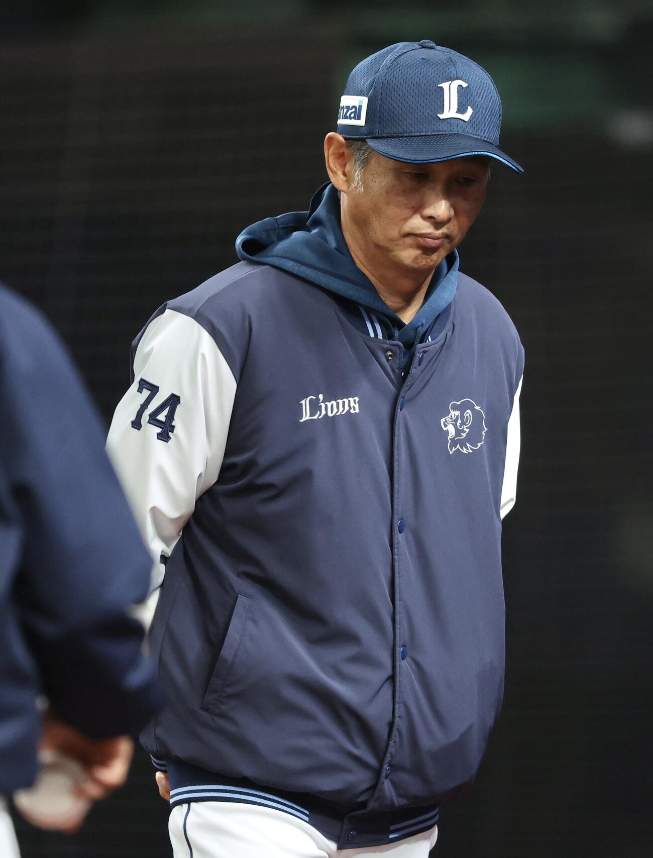 4月4日の西武対楽天で選手交代を告げる西口文也監督