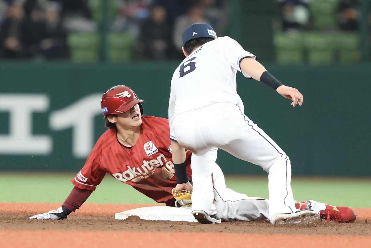 西武対楽天　8回表楽天2死一塁、二盗を決める平良（撮影・河田真司）