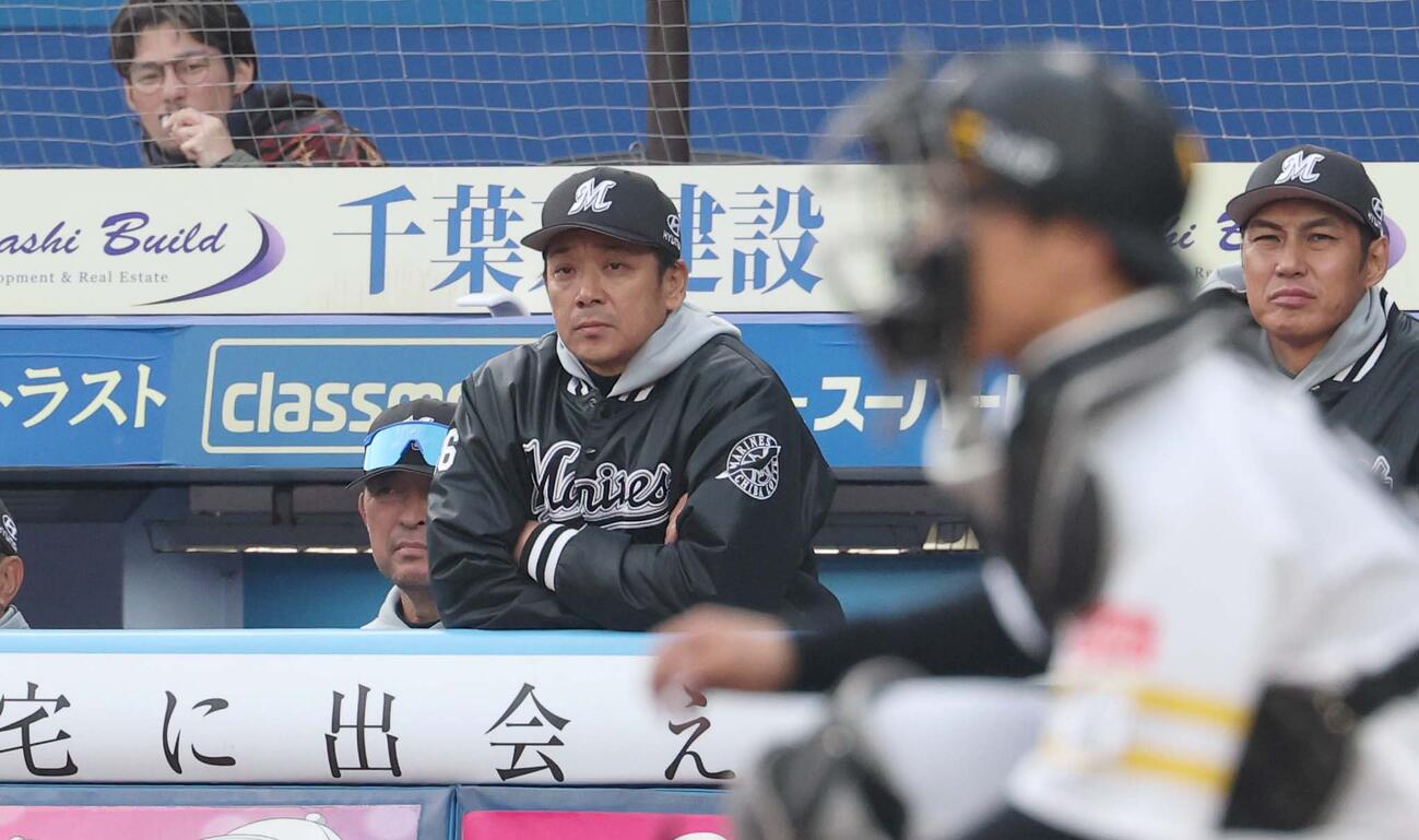ロッテ対ソフトバンク　試合を見守るロッテのサブロー監督（撮影・黒川智章）