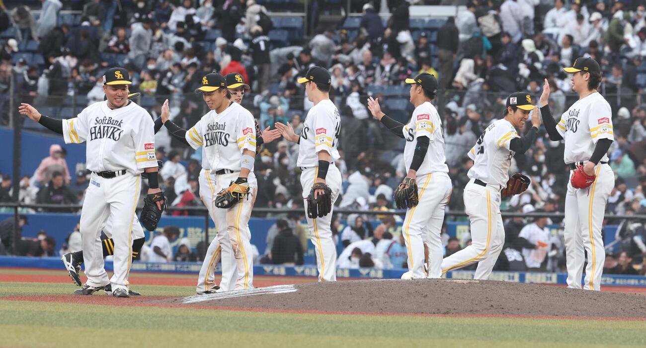 ロッテ対ソフトバンク　試合後、ハイタッチするソフトバンクナイン（撮影・黒川智章）