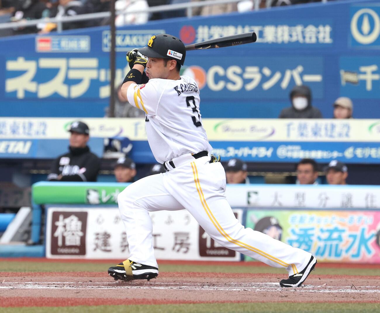 ロッテ対ソフトバンク　3回表ソフトバンク2死、安打を放つ近藤（撮影・黒川智章）