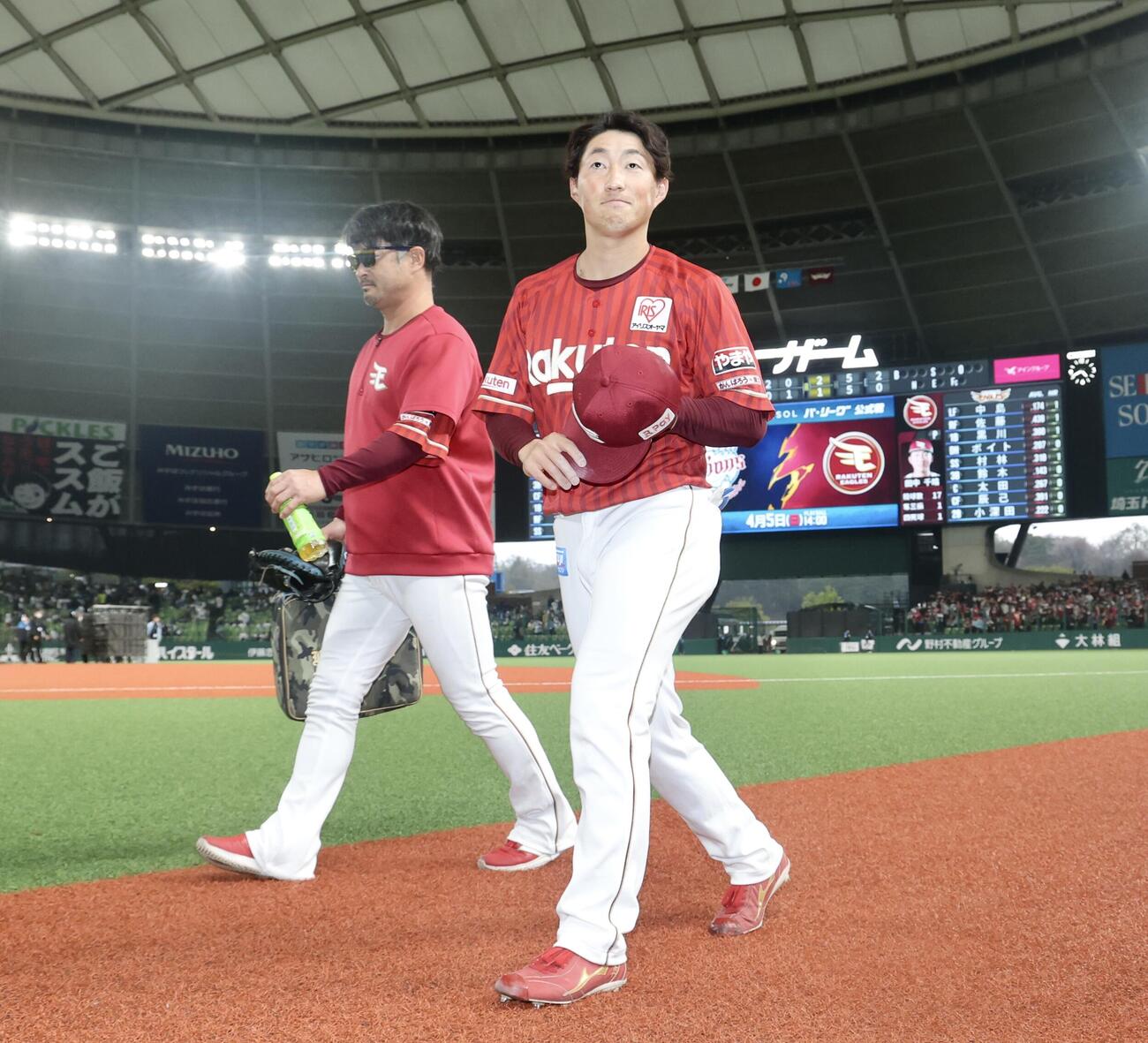 西武対楽天　西武に勝利し笑顔で引き揚げる小深田（撮影・河田真司）