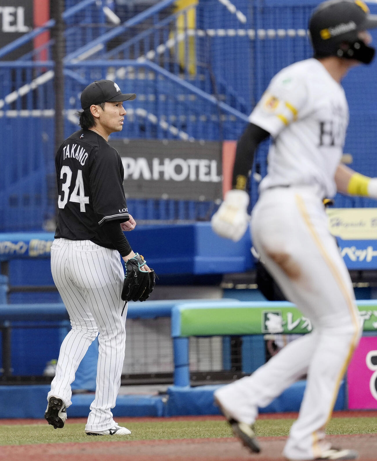 7回、ソフトバンクに逆転を許したロッテ・高野。手前は生還した周東＝ZOZOマリン（共同）
