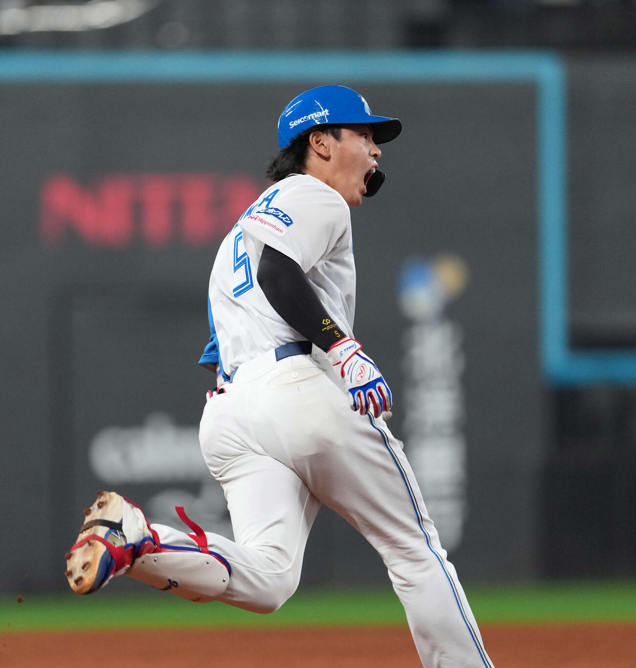 日本ハム対オリックス　7回裏日本ハム2死一、二塁、3点本塁打を放ち雄たけびを上げる野村（撮影・井上学）