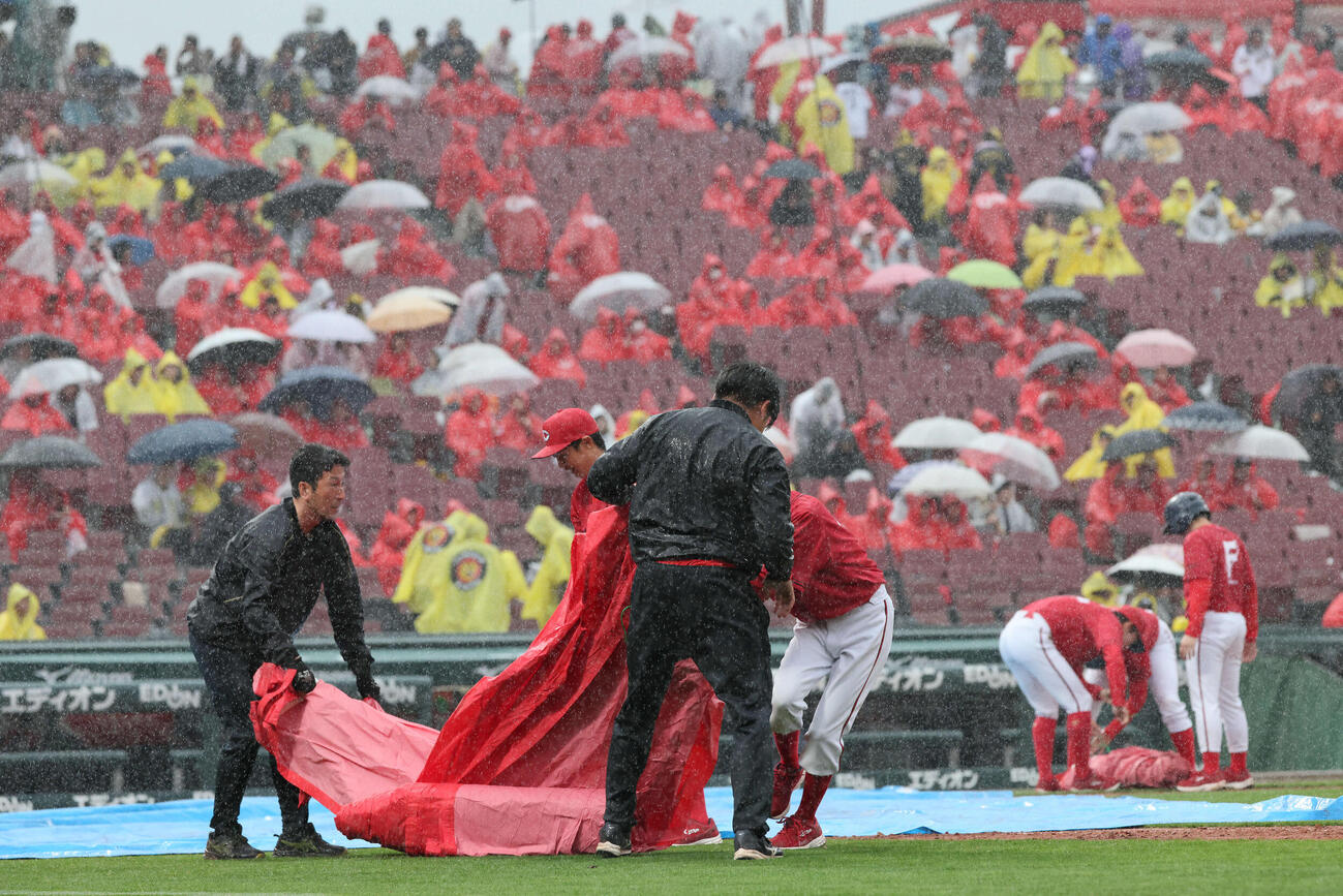 広島対阪神　5回裏途中で,雨天のpため試合が中断（撮影・加藤孝規）