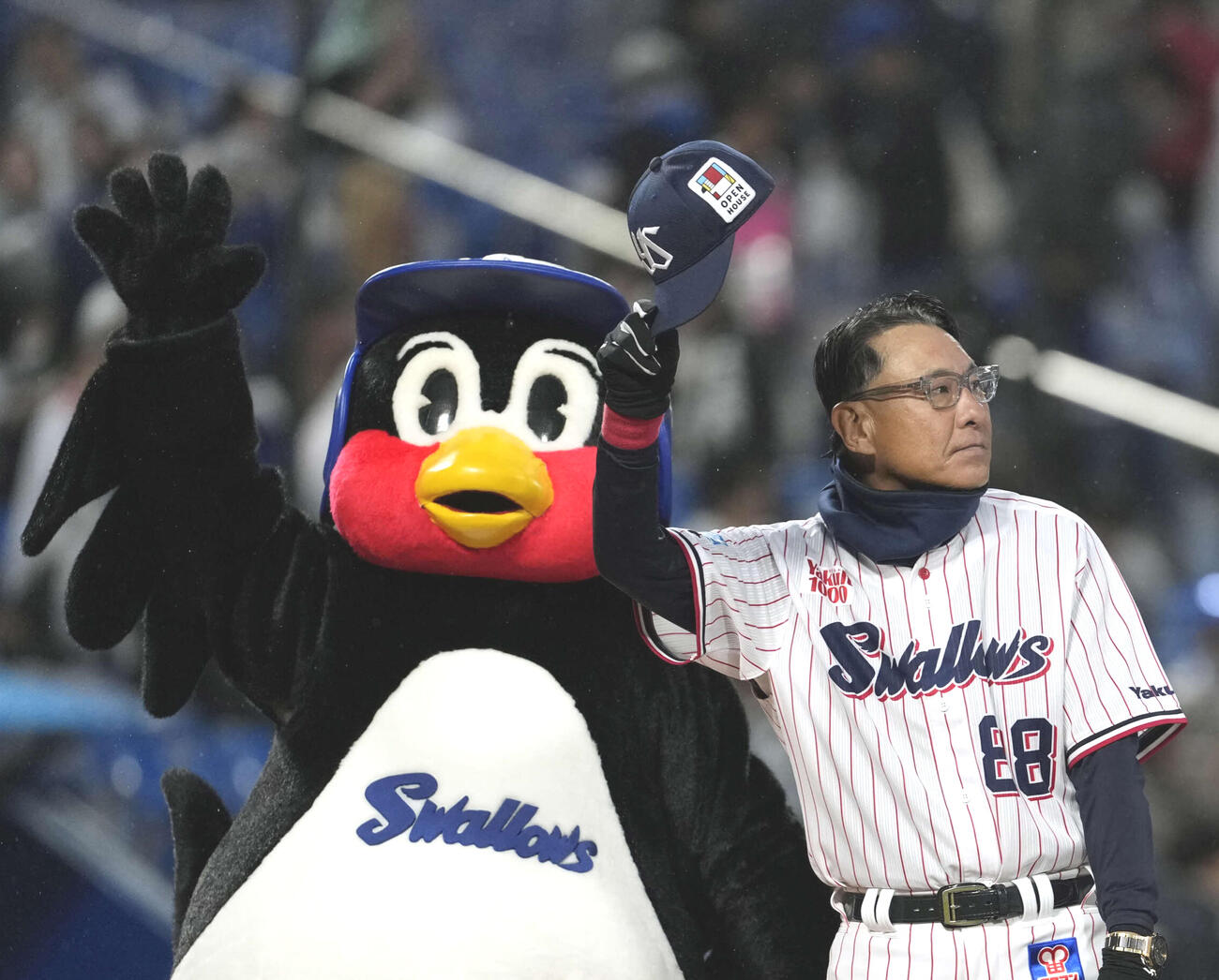 4日、中日に勝利しスタンドに手を振るつば九郎（左）とヤクルト池山監督