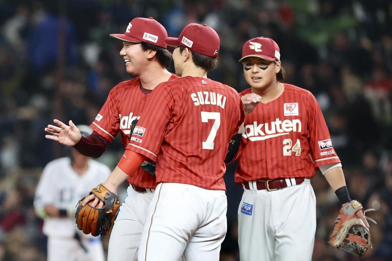 西武対楽天　最終打者を抑え西武に勝利し笑顔を見せる田中千（左）（撮影・河田真司）