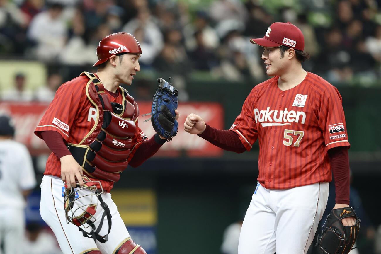 西武対楽天　3回裏を抑え、タッチを交わす伊藤光（左）と滝中（撮影・河田真司）