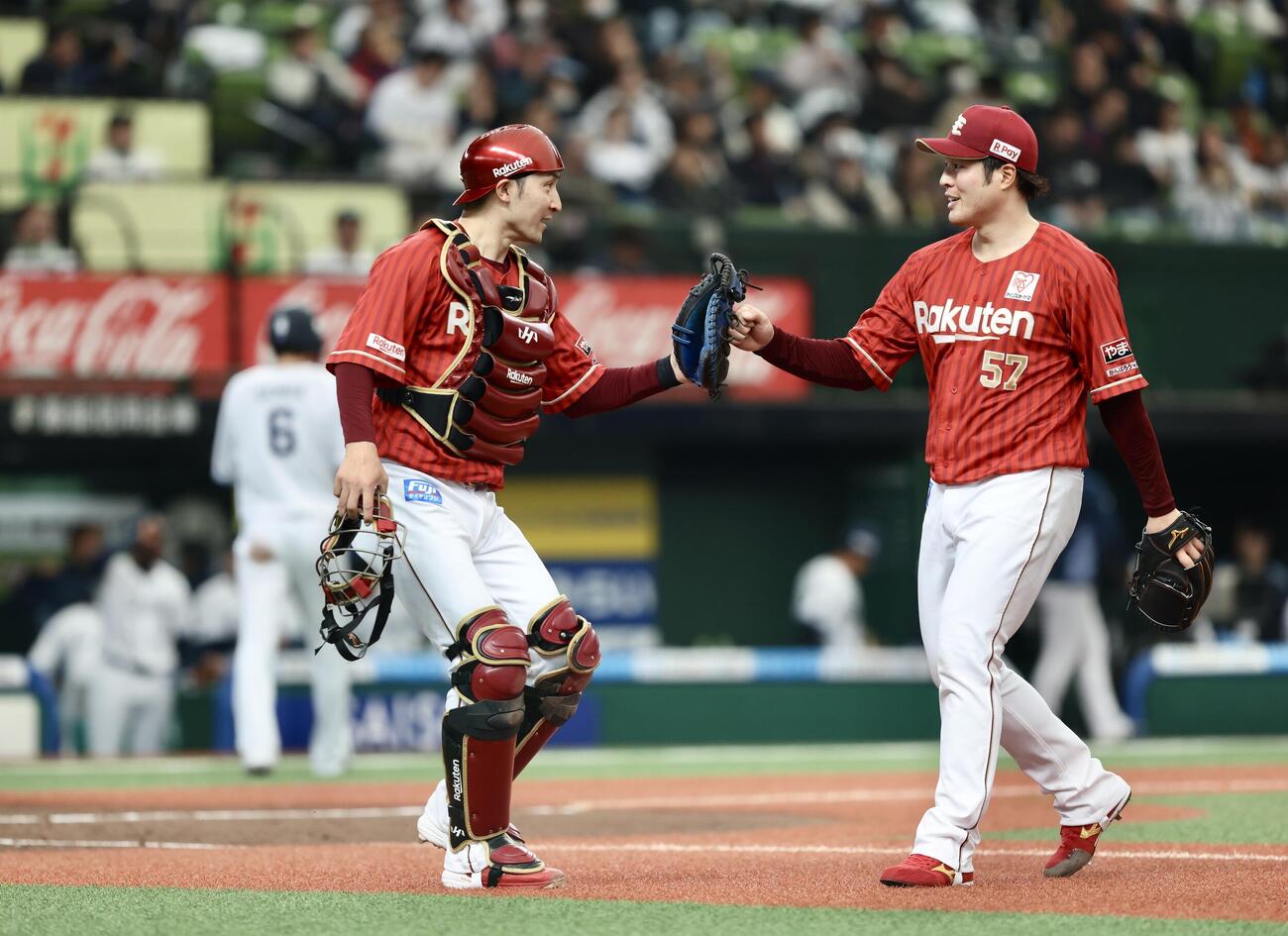 西武対楽天　3回裏を抑え、タッチを交わす伊藤光（左）と滝中（撮影・河田真司）