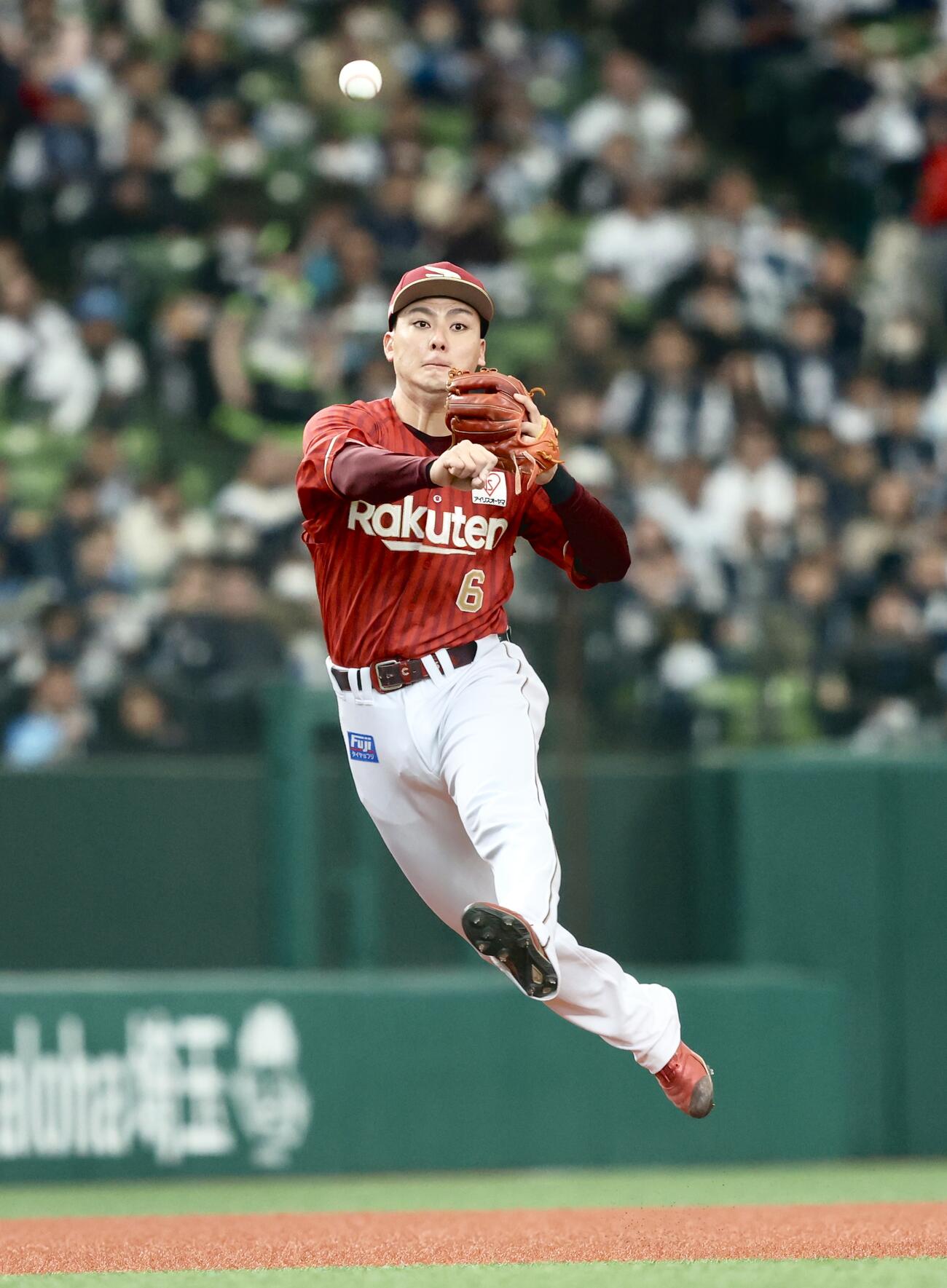 西武対楽天　1回裏西武無死、桑原の打球を悪送球する村林（撮影・河田真司）