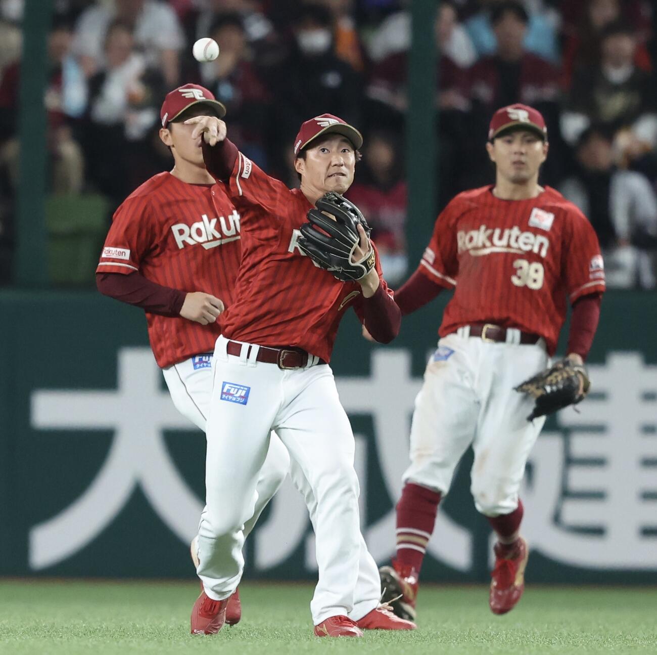 西武対楽天　9回裏西武2死一塁、カナリオの中前打を悪送球する小深田（撮影・河田真司）