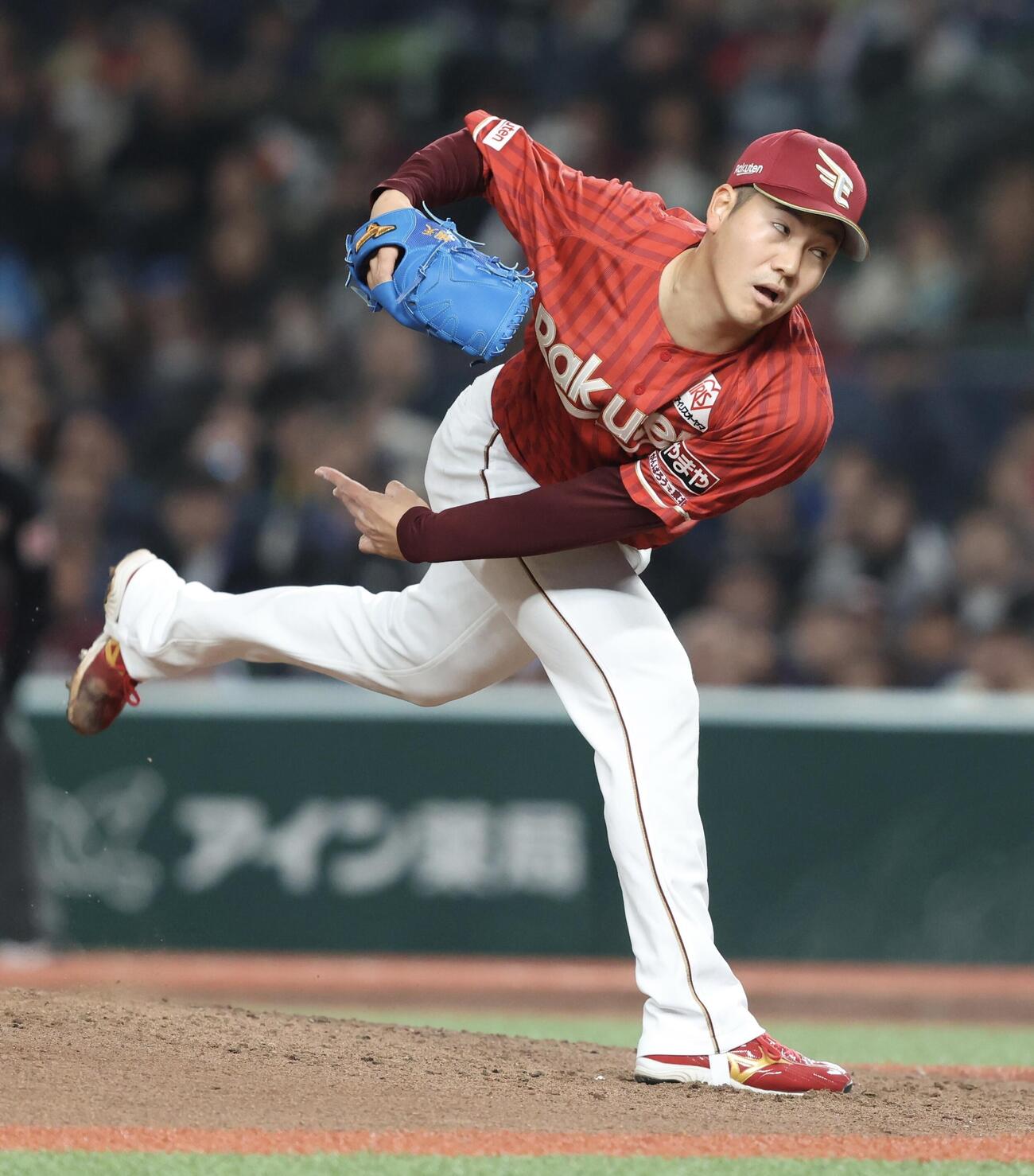 西武対楽天　8回裏、3番手で登板する鈴木翔（撮影・河田真司）