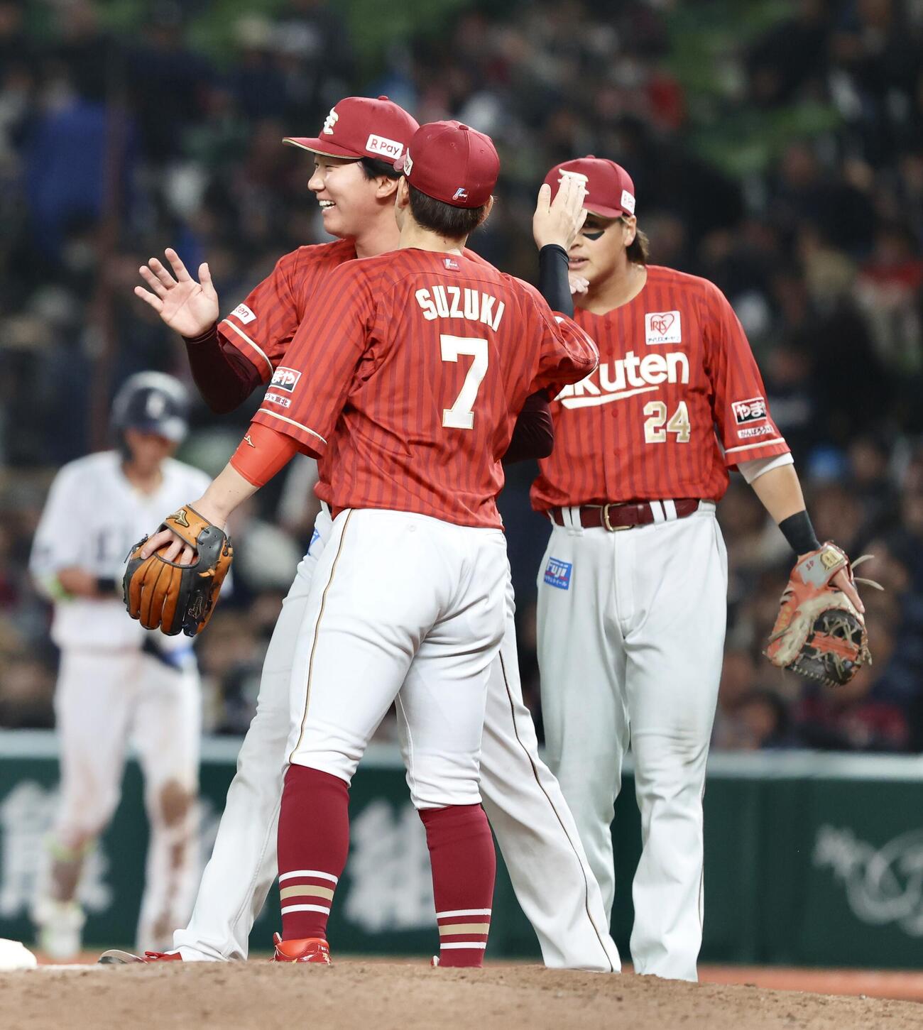 西武対楽天　最終打者を抑え西武に勝利し笑顔を見せる田中千（左）（撮影・河田真司）
