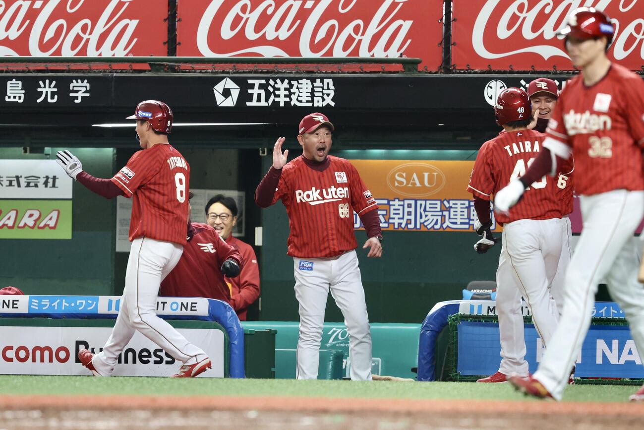 西武対楽天　8回表楽天2死一、二塁、小深田の先制2点適時三塁打で生還する辰己（左）らを迎える三木監督（中央）（撮影・河田真司）
