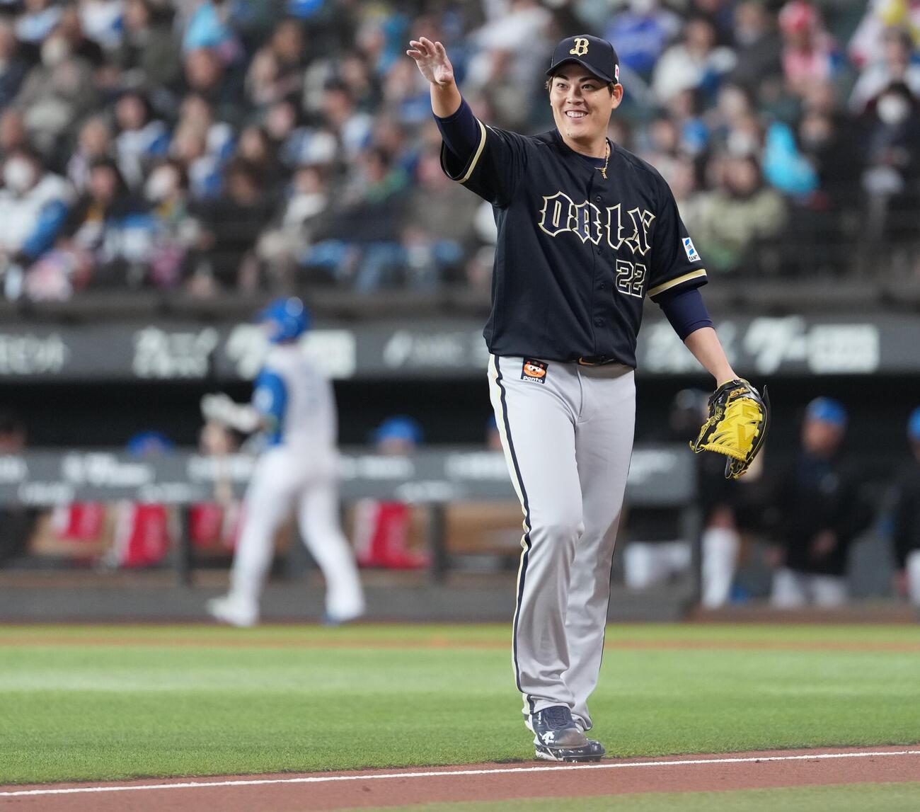 日本ハム対オリックス　1回を終え笑顔で引き揚げるオリックス九里（撮影・井上学）