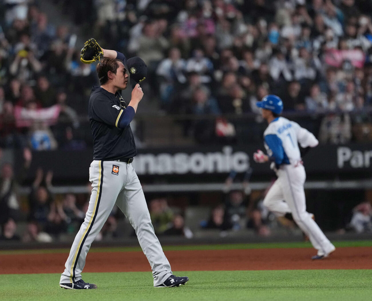 日本ハム対オリックス　5回裏日本ハム1死一、三塁、西川に3点本塁打を浴びる九里（撮影・井上学）